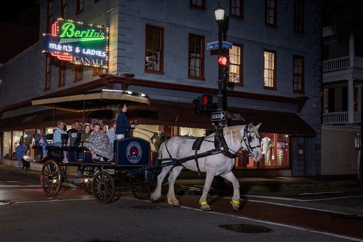 Tour nocturno de caballos y carruajes encantados de Charleston