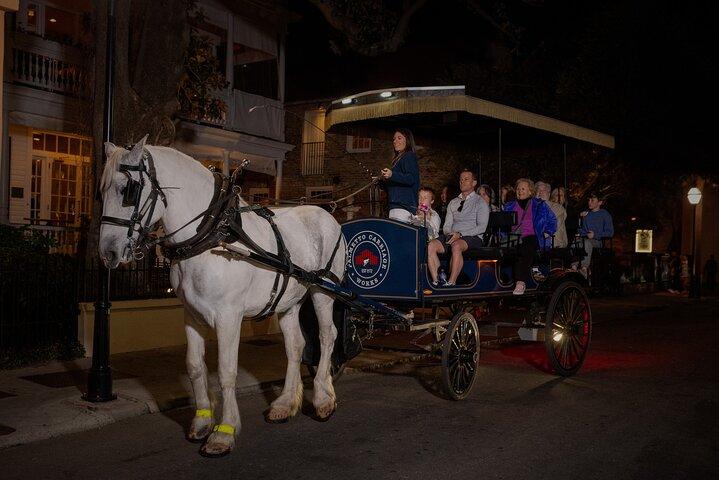 Tour nocturno de caballos y carruajes encantados de Charleston