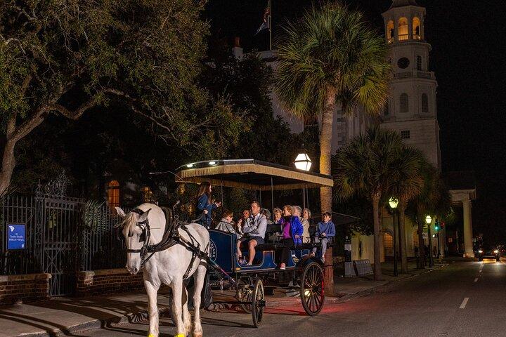 Tour nocturno de caballos y carruajes encantados de Charleston