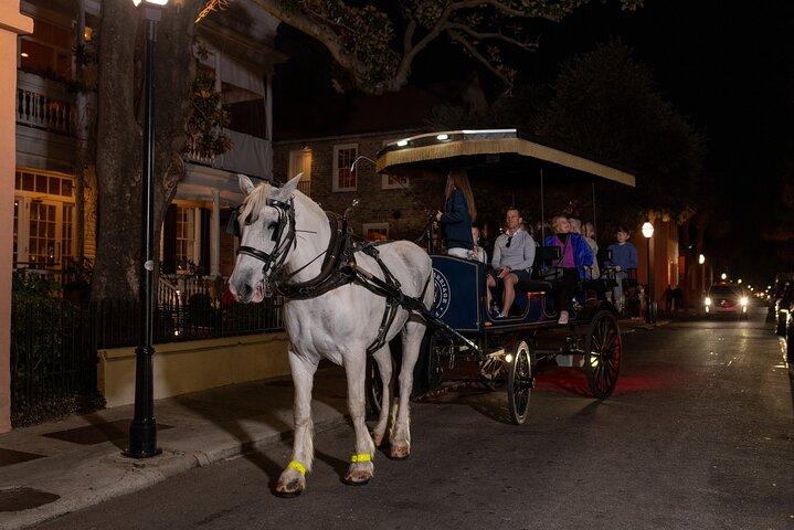 Tour nocturno de caballos y carruajes encantados de Charleston