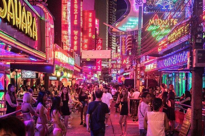 Bangkok : Rooftops, Clubs & Go Gos-Soi Cowboy, Soi 11 Tour Noturno