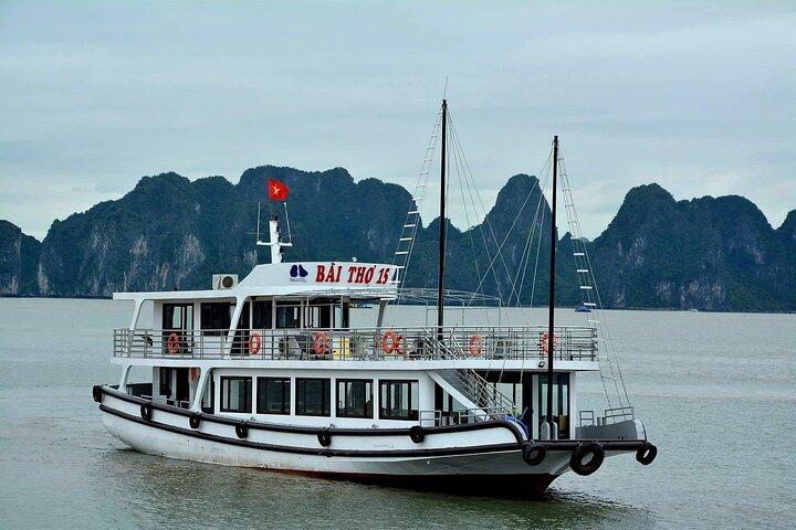 Día completo en la bahía de Halong con cueva, kayak, natación, traslado por carretera