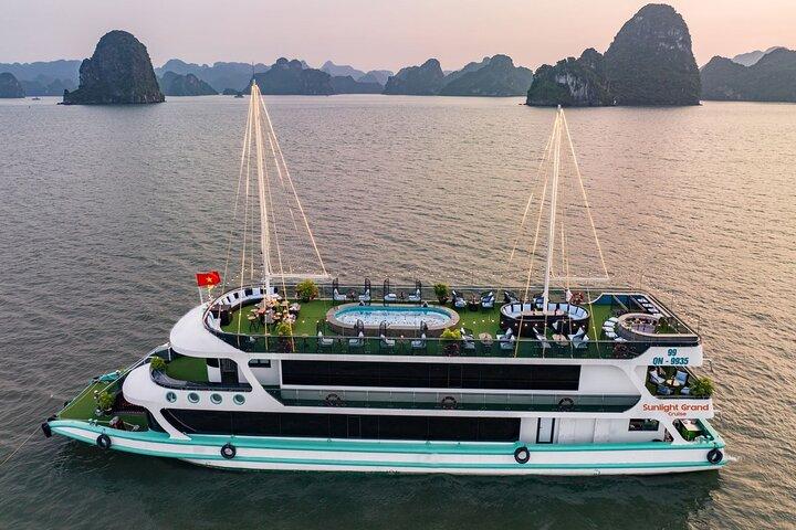 Sunlight Grand/Crystal 5-stjärnig kryssning Utforska Halong Bay en dag