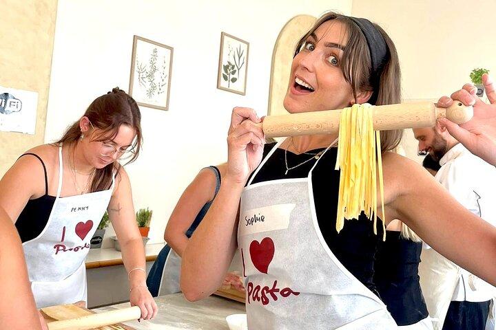 Roma: Hands-On Pasta & Wine Class Passos do Pantheon & Trevi