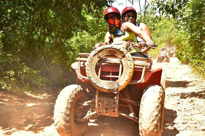 カンクンからATV、ジップライン、セノーテでアドレナリンツアー