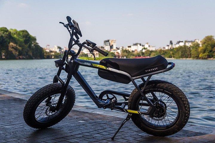 ランドマークを越えてハノイEバイクツアー