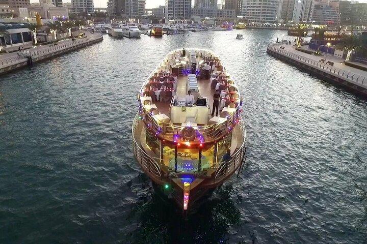 Luxury Dhow Dinner Cruise på Dubai Marina med middag og transfer