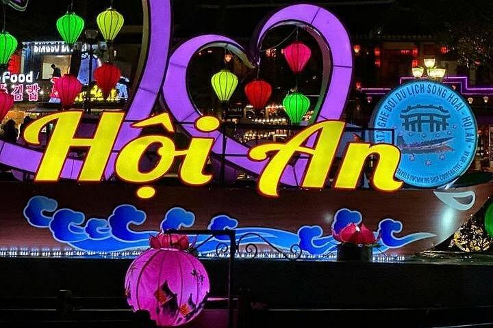 ホイアンウォーキングツアー、サンパンボートライド、ナイトマーケット、カラフルなランタンを発見