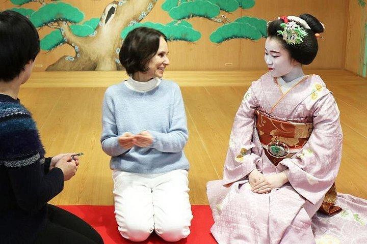 京都の能舞台で舞妓舞とお茶会