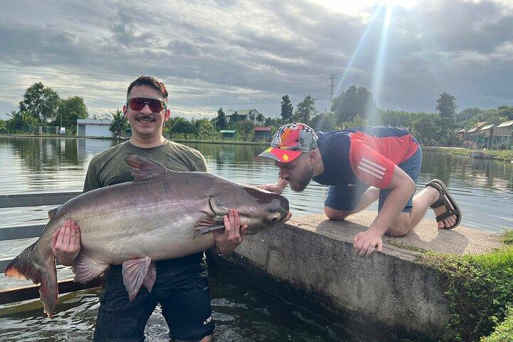 Excursão de pesca de monstros gigantes na cidade de Ho Chi Minh, Vietnã