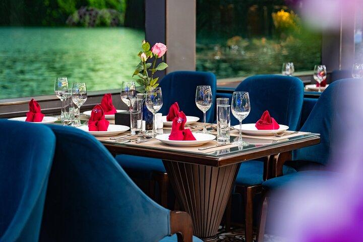 Halong Bay VIP Cruise vanuit Hanoi – Kajak, Cave Discovery & Party