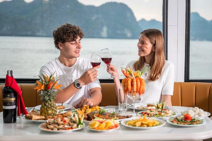 Crociera Deluxe da Hanoi: Tour della baia di Halong con menu fisso