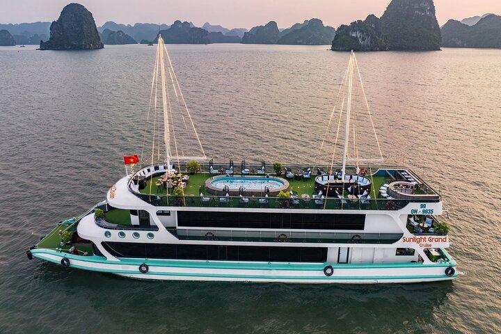 Dagtour Ha Long Bay met 5 sterren - Grand/Crystal Cruise met zonlicht