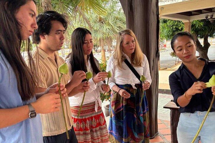 Privat morgenceremoni i Wat Chalong (Chaithararam-templet)