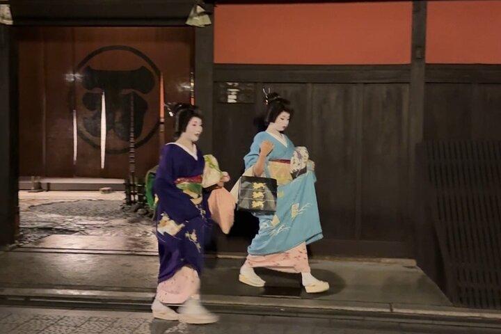 Kyoto: Gion Magical Night Walking Tour