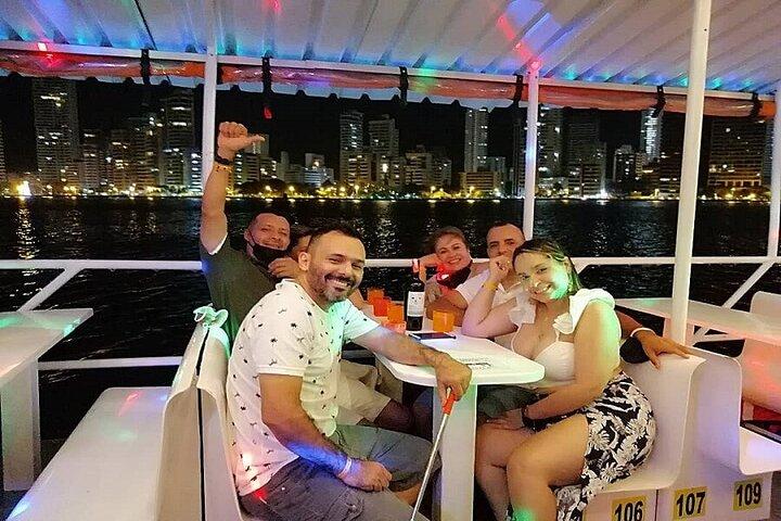 Tour en Crucero Premium en Cartagena con Atardecer y Bar Abierto