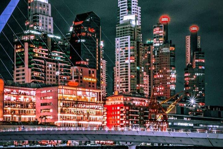 Experiencia Nocturna en Buenos Aires con Guía Local
