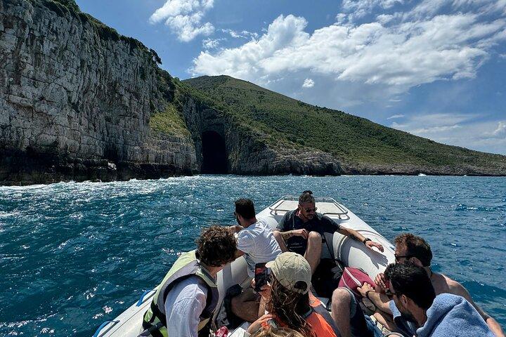 Excursión en barco a la cueva de Haxhi Ali y Karaburun