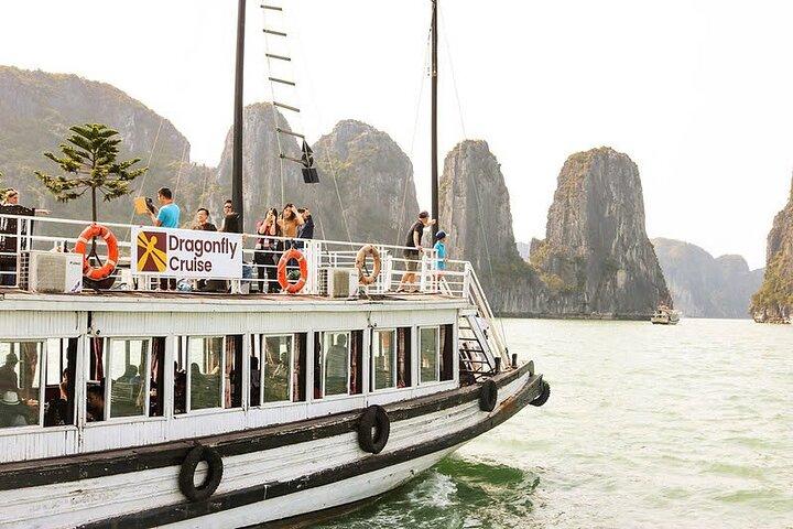 Ha Long Bay Day Cruise: Grottor, lunch och kajakpaddling från Hanoi