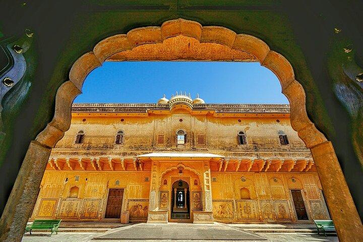 Jaipur Nahargarh Fort Sunrise or Sunset Tour with Flower Market