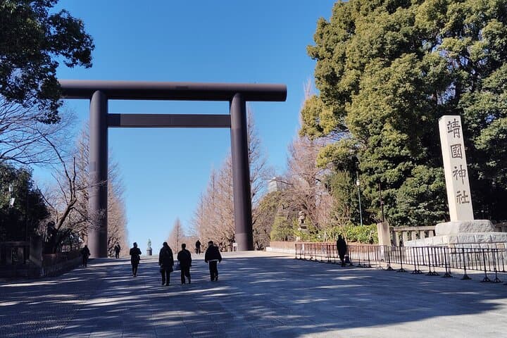 Tokyo War History Tour: Yasukuni Shrine & War Museum