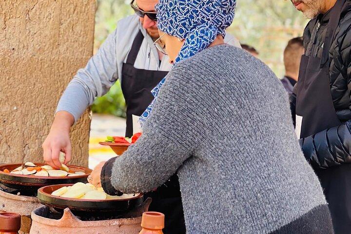 太陽、スパイス、伝統：マラケシュ郊外のベルベル人の家族と料理を楽しむ