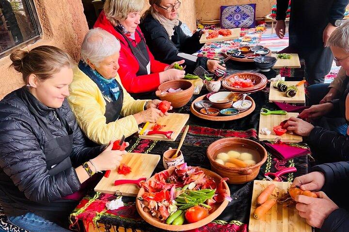 太陽、スパイス、伝統：マラケシュ郊外のベルベル人の家族と料理を楽しむ