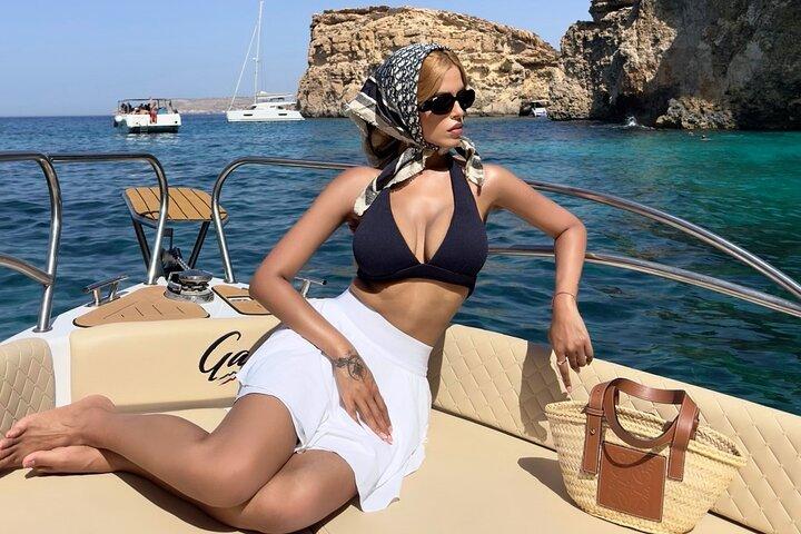 Tour privato in barca di un'intera giornata a Malta Laguna Blu Comino e Gozo