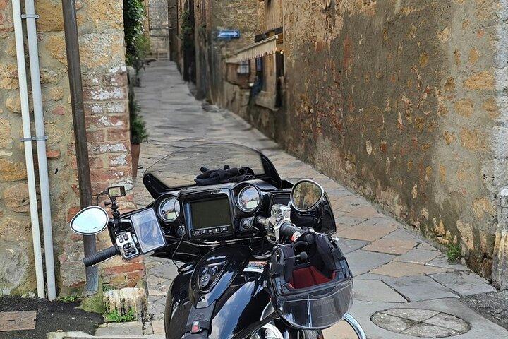Indisk motorcykeltur bland de hemliga känslorna i Toscana