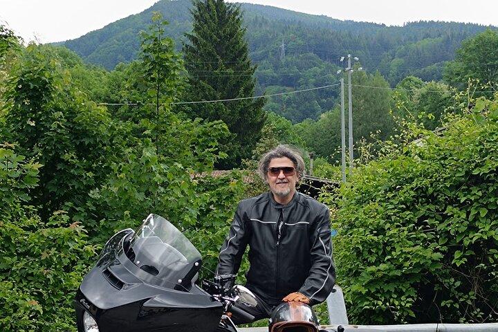 Indisk motorcykeltur bland de hemliga känslorna i Toscana