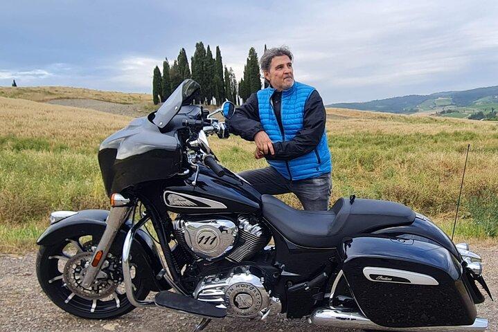 Indisk motorcykeltur bland de hemliga känslorna i Toscana