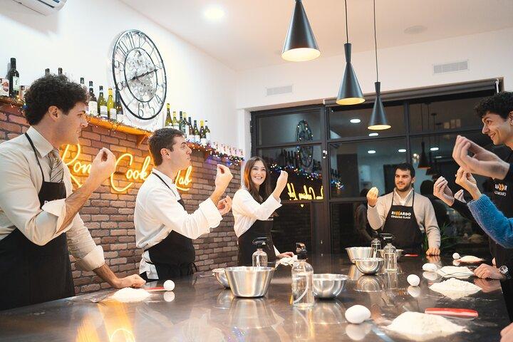 Roma pasta fazendo classe com molhos italianos e vinho incluído