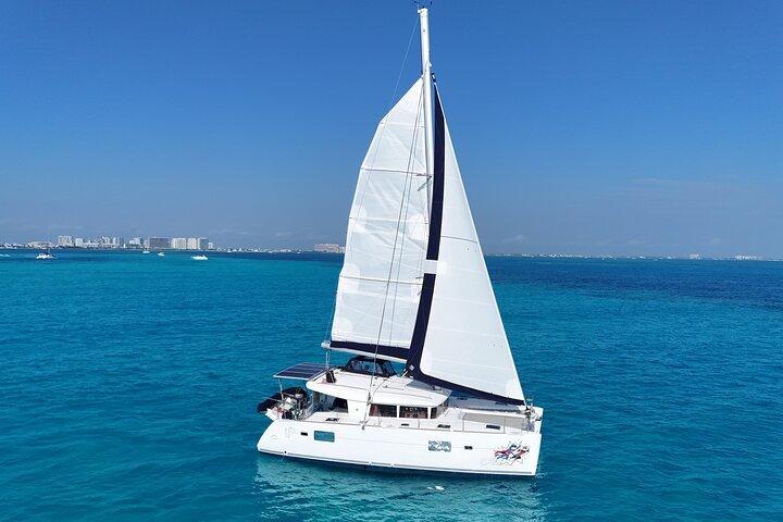 Tour Privado en Catamarán Super a Isla Mujeres