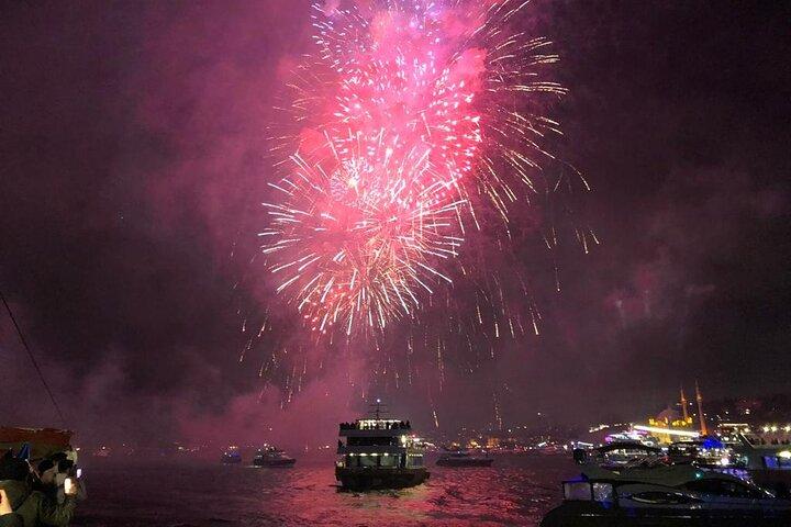 Istanbul Nacht Bosporus Cruise Tour Met Transfer en Diner