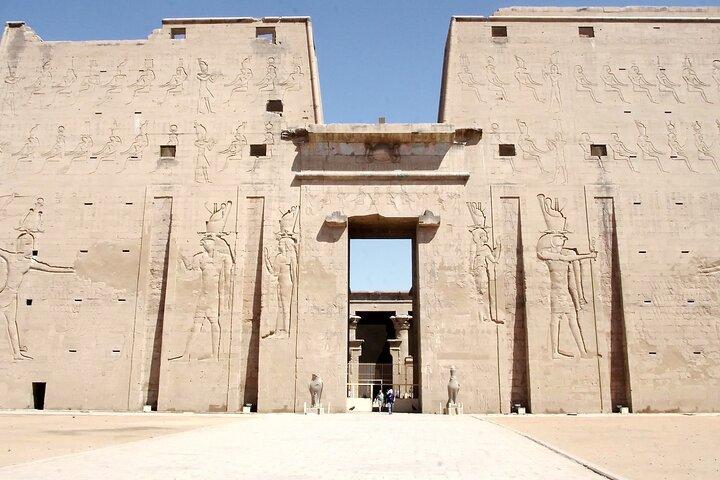 Edfu、Kom Ombo TempleをLuxorから訪れる