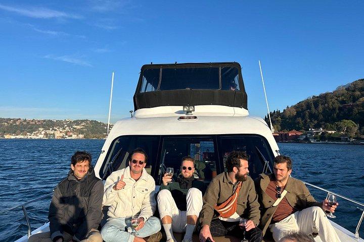 Small Group Yacht Tour With Unlimited Wine, Fruits & Mixed Nuts