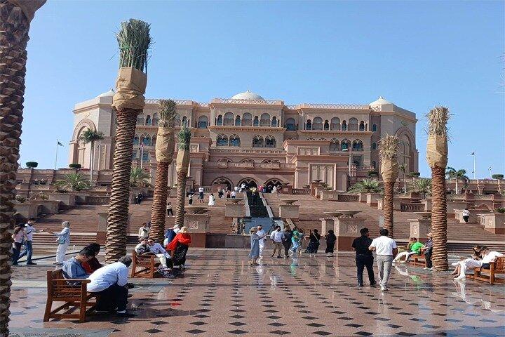 Tour della città di Abu Dhabi con biglietto per la Grande Moschea e il Museo del Louvre