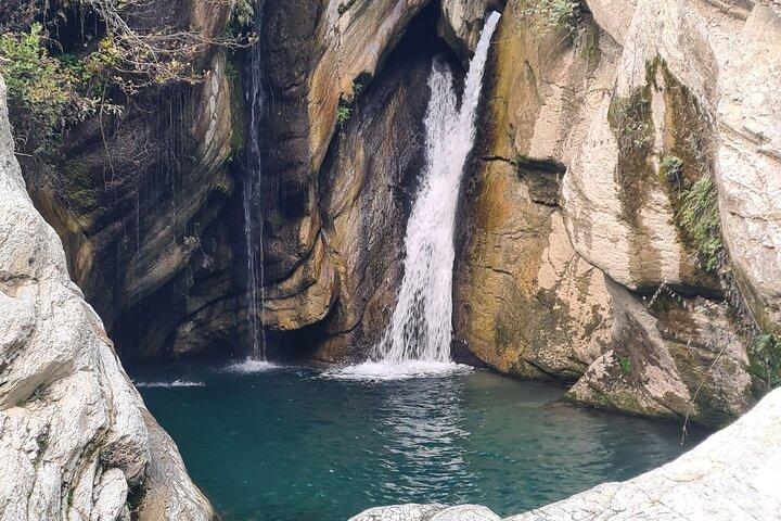 Tour privato del Canyon di Osum e della cascata di Bogovë