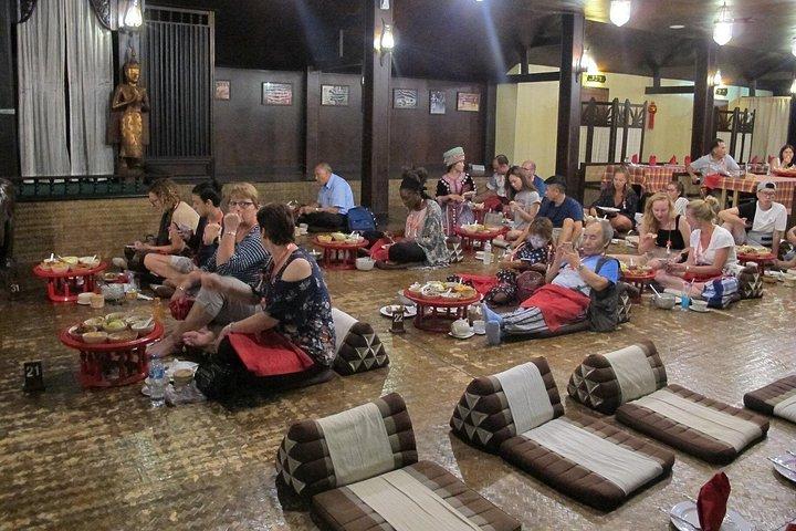 チェンマイ旧市街文化センターで伝統的なランナーショー