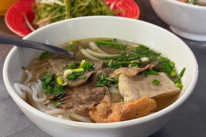 Excursão privada de comida de rua de motocicleta em Ho Chi Minh City