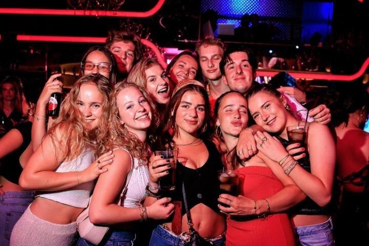3 Bars Pub Crawl + VIP Club Entree & 3 Gratis Shots