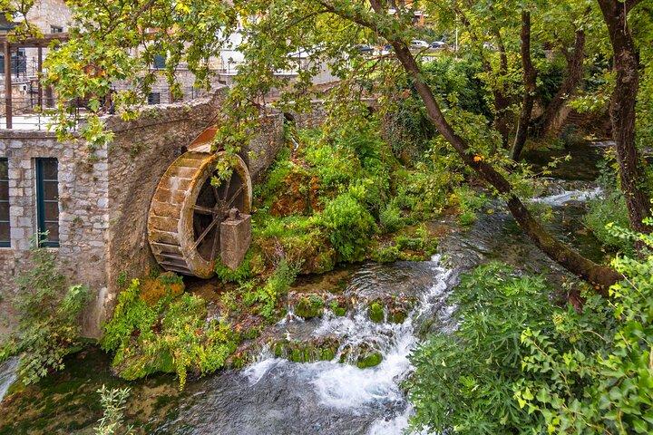 「デルファイ全日ツアー：古代オラクルと地球の心臓」
