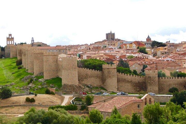 Excursión en grupo pequeño a Segovia y Ávila con recogida en el hotel desde Madrid