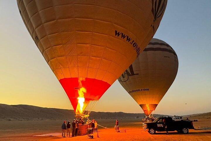 Private luftballon med solopgang og Wadi Bani Khalid