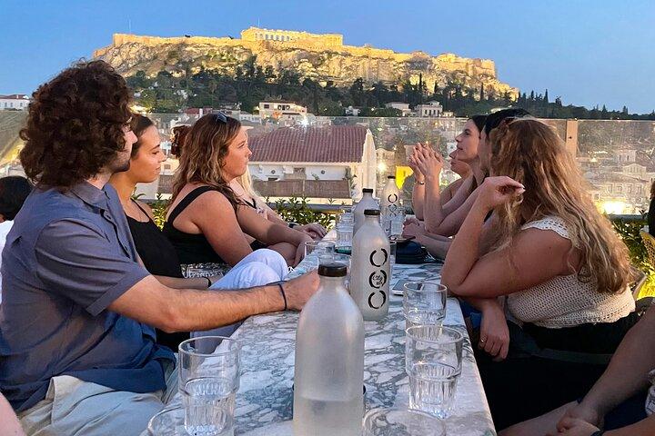 Rooftop Bar saltando con gli amici locali