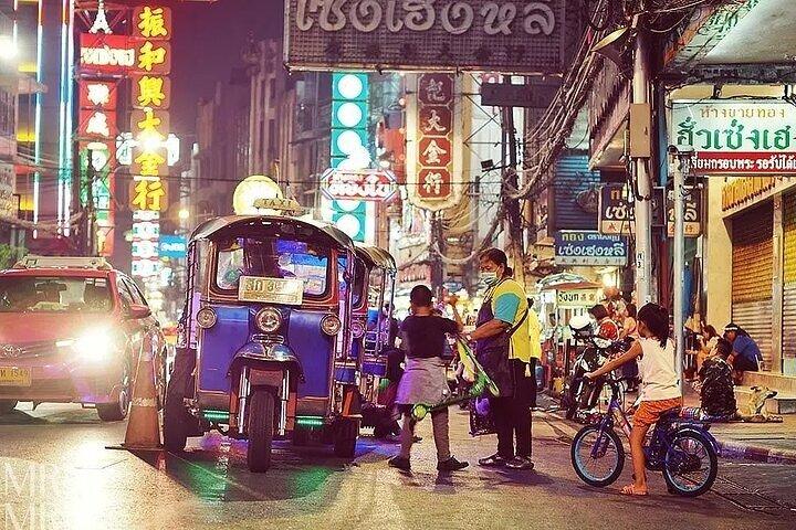 Tour privato di Tuk Tuk di notte Premium a Bangkok con pasto