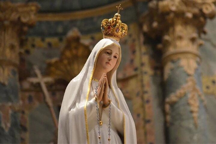 ファティマ・ナザールとオビドスへのリスボン小グループガイド付き日帰りツアー