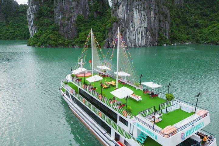 Hanoi : 5 Estrelas Halong Bay Cruise Buffet Almoço, Limousine & Jacuzzi