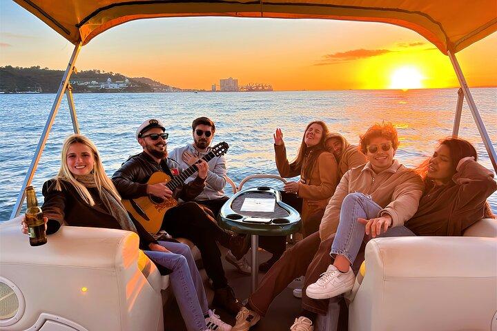 Lisbon Sunset Experience: Crucero, vino y música en vivo por el capitán