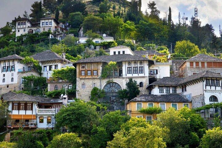 GJirokastër, Koldt vand Tepelenë dagstur fra Tirana